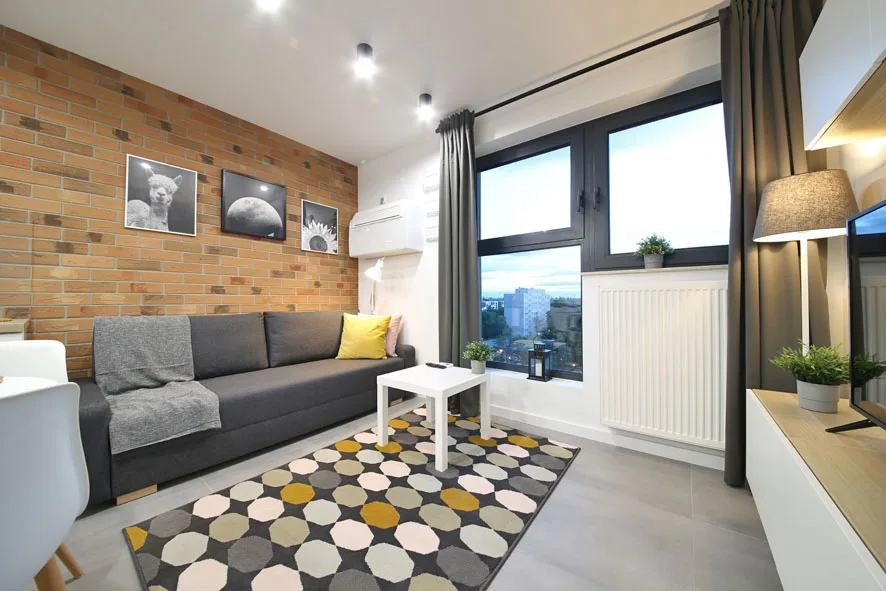 Wynajem apartamentu Wrocław Legnicka — salon z widokiem na panoramę miasta