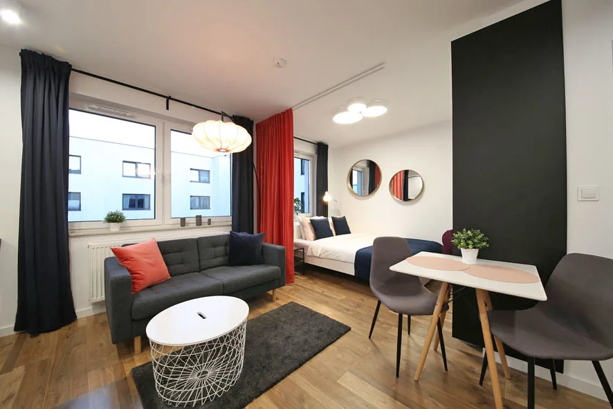 Apartament Wrocław Legnicka 59 — salon z widokiem na patio