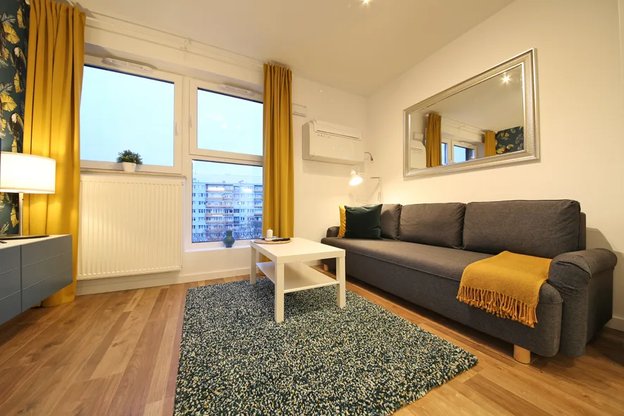 Klimatyzowany apartament na wynajem Wrocław — salon z widokiem na osiedle