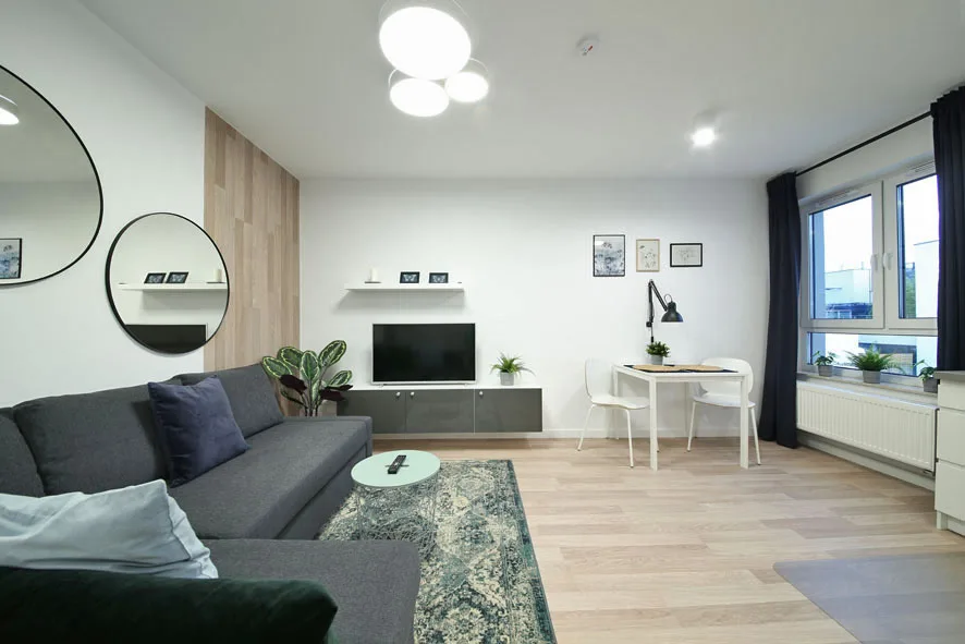 Apartament na wynajem Wrocław Legnicka — cichy salon z widokiem na patio