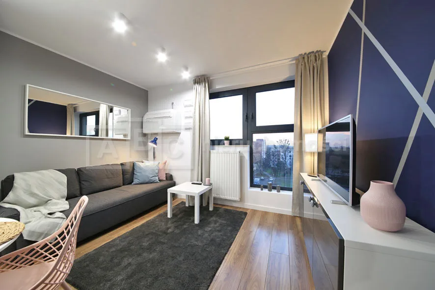 Klimatyzowany apartament na wynajem Wrocław — salon z widokiem na panoramę