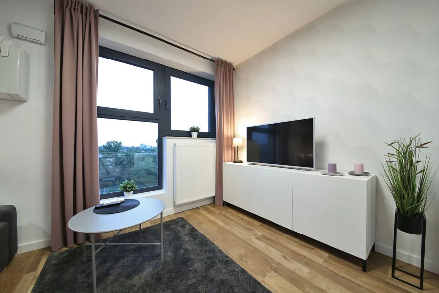 Apartament na wynajem Wrocław — klimatyzowany salon z panoramicznym widokiem